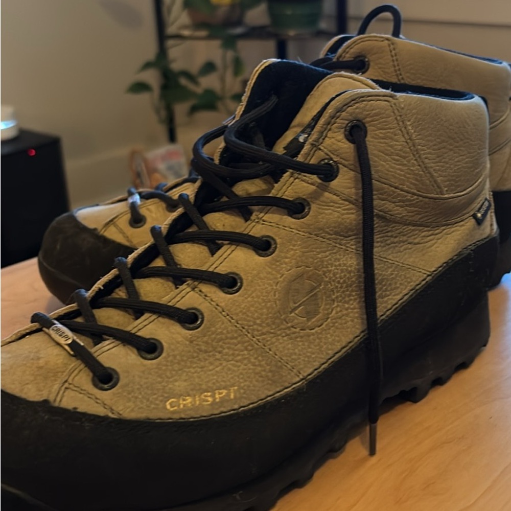 Crispi Mountaineering Boots 
Men’s 10.5 
GoreTex 
Vibram Soles